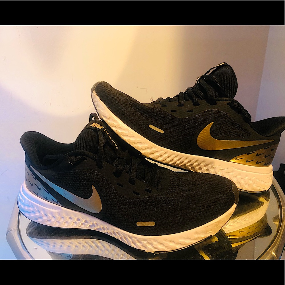 Nike Revolution Tennis Shoes